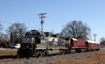 NS 5622 leads train 906 westbound